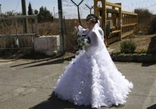 Arina Safadi crosses the Syrian-Israeli checkpoint with her husband Rabih Safadi