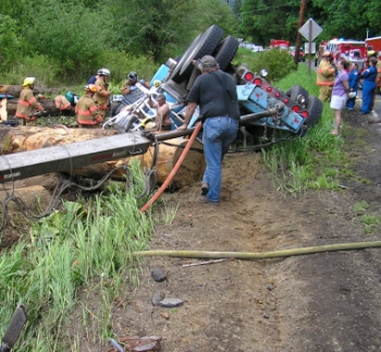 Crashed Oregon log truck near Blachly 52407