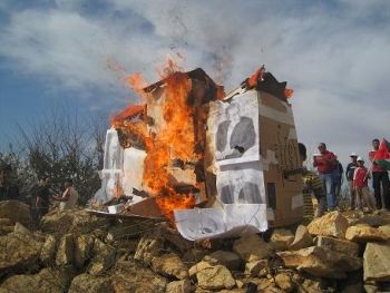 Burning effigies of Israeli leaders