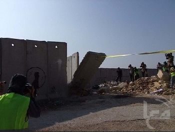 Protesters pull down part of Israel`s wall on Monday [courtesy Ahmed Meslah]