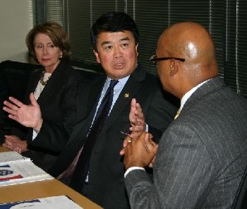 Nancy Pelosi talking to David Wu at the roundtable meeting